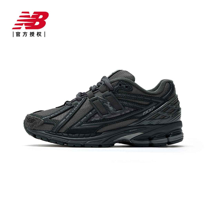 حذاء New Balance 1906Rالحذاء المعروض في الصور هو New Balance 1906R بلون أسود، يتميز بتصميم رياضي وعصري، مع تقنية N-ergy لامتصاص الصدمات وتوفير راحة مثالية. الهيكل الخارجي مصنوع من مواد شبسنيكرزNew balanceرفعةحذاء New