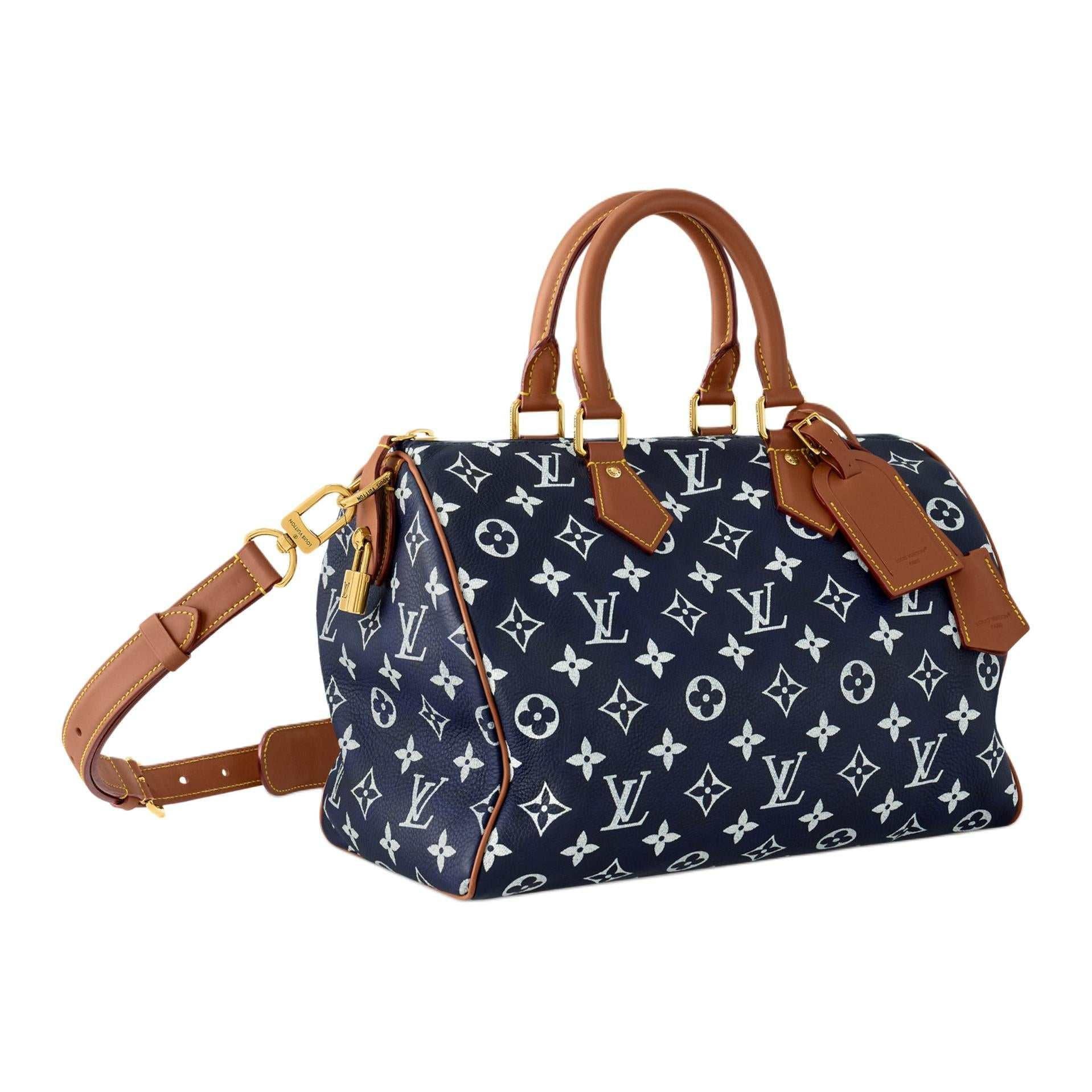 حقيبة Louis Vuitton Speedy 30 بنقشة Monogram الأيقونية باللون الأزرق.