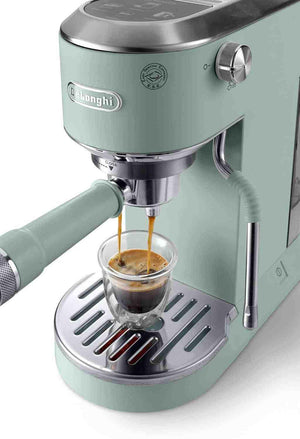 ماكينة DeLonghi لتحضير Espresso و Cold Brew بتصميم أنيق.