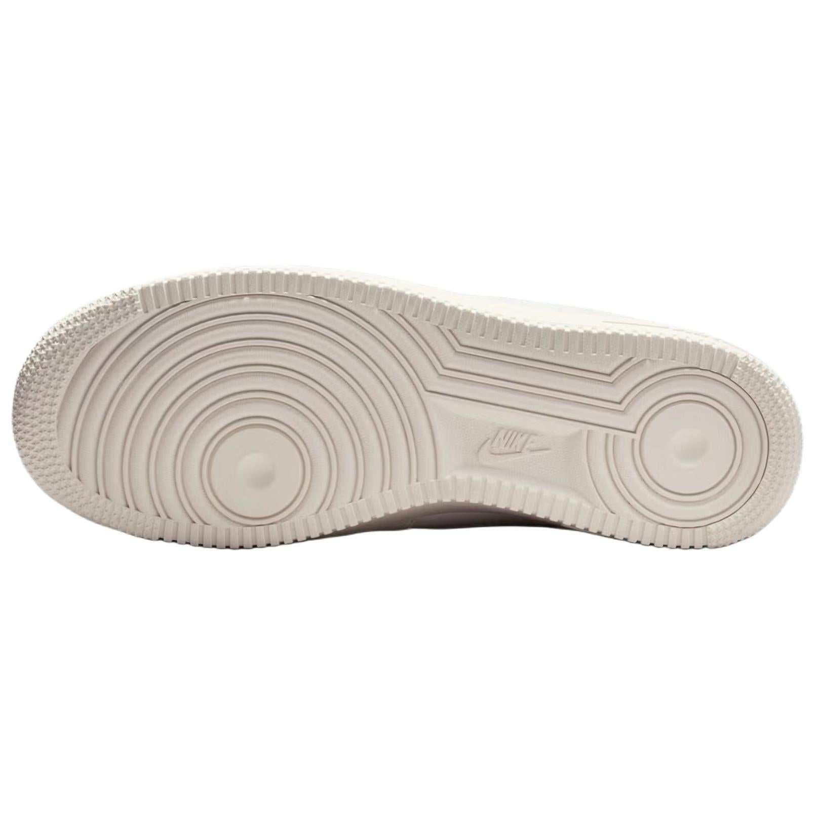 حذاء Nike Air Force 1 Low أبيض بتطريز Pegasus.