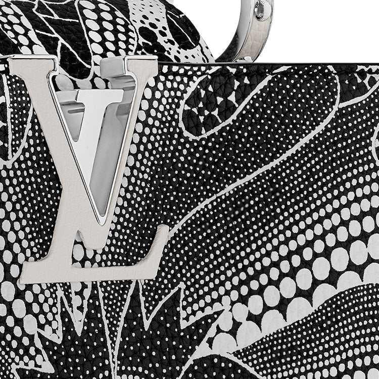حقيبة يد Louis Vuitton Capucines بنقشة زهور فنية أبيض وأسود.
