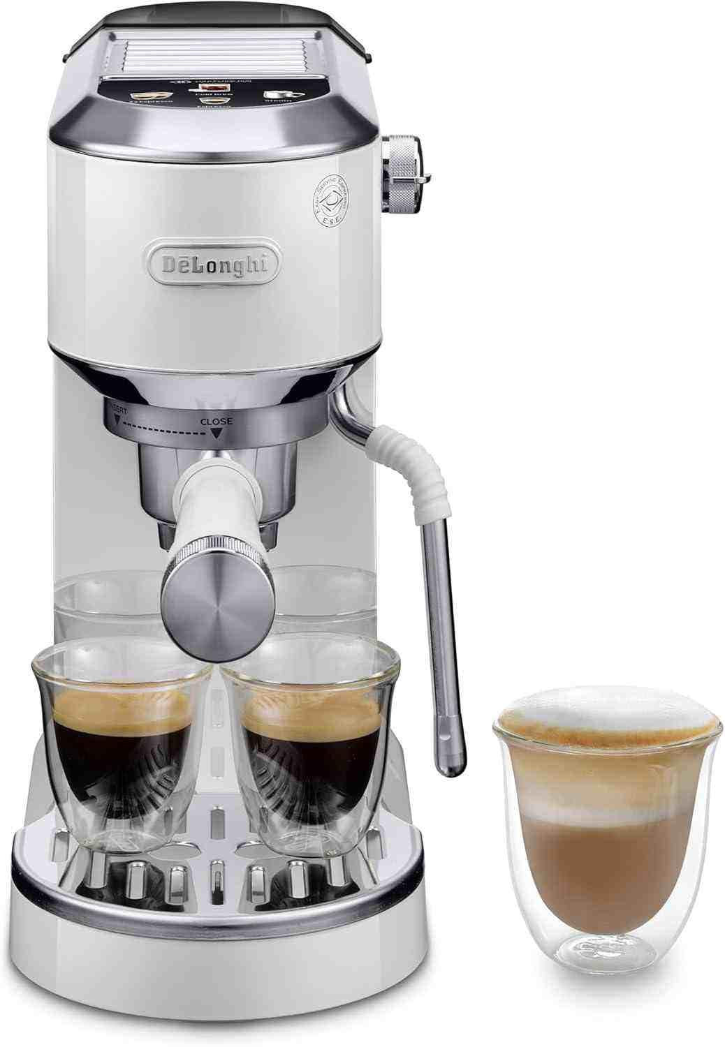 ماكينة DeLonghi لتحضير Espresso و Cold Brew بتصميم أنيق.