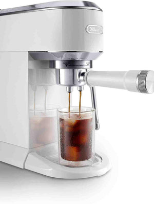 ماكينة DeLonghi لتحضير Espresso و Cold Brew بتصميم أنيق.