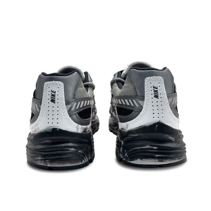 حذاء نايكي إنيشياتور مون رمادي بتصميم حصري ومتانة عالية للرجال والنساء