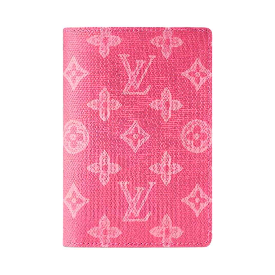 حافظة جواز سفر Louis Vuitton بنقشة Monogram لون وردي.