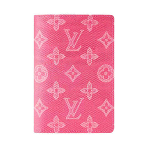 حافظة جواز سفر Louis Vuitton بنقشة Monogram لون وردي.
