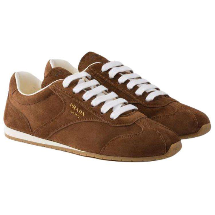 حذاء برادا سنيكرز سبارك جلد سويدي بني برباط أبيض وشعار ذهبي نعل مطاطي مريح وأنيق