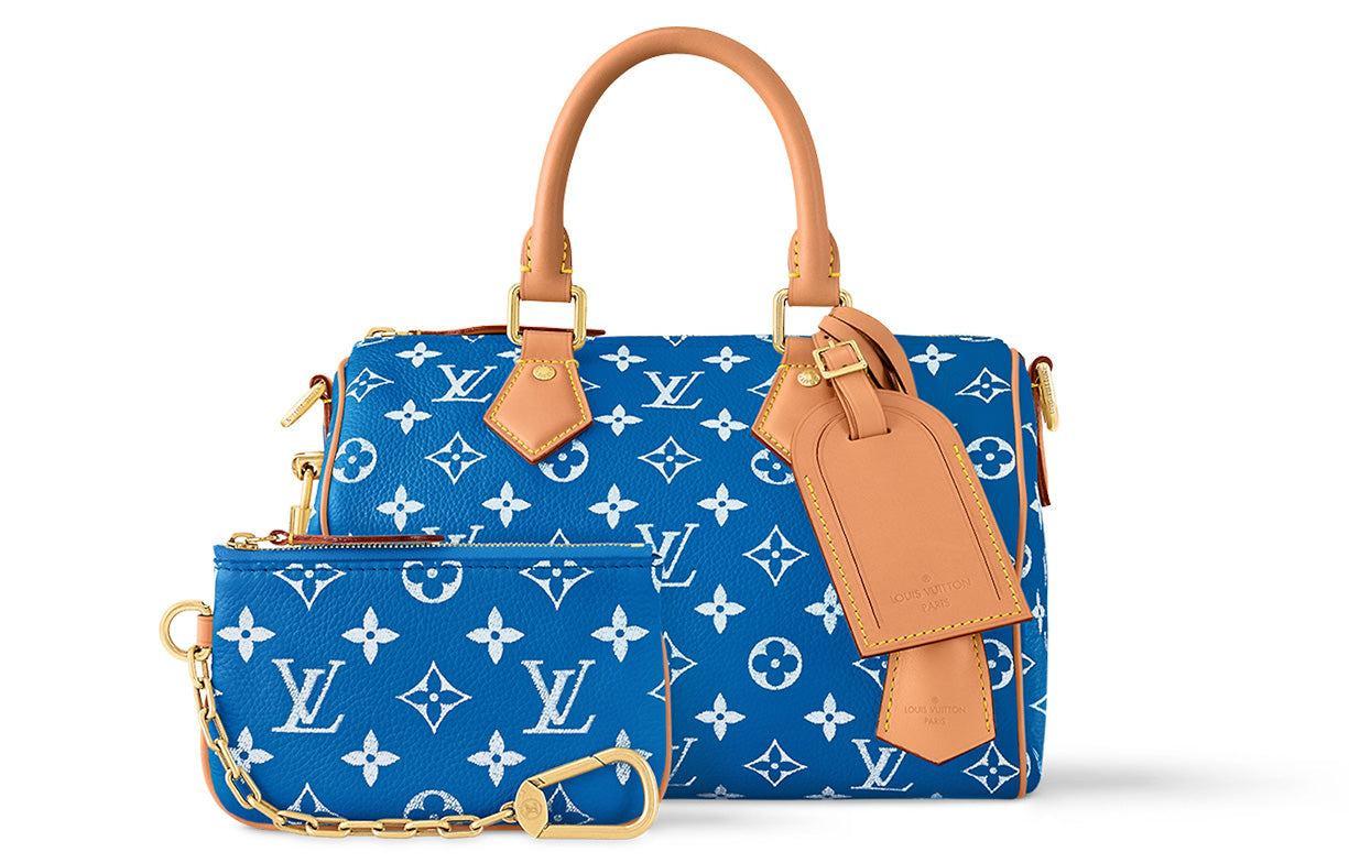 حقيبة Speedy 25 جلد باللون الأزرق ونقشة Monogram بيضاء.
