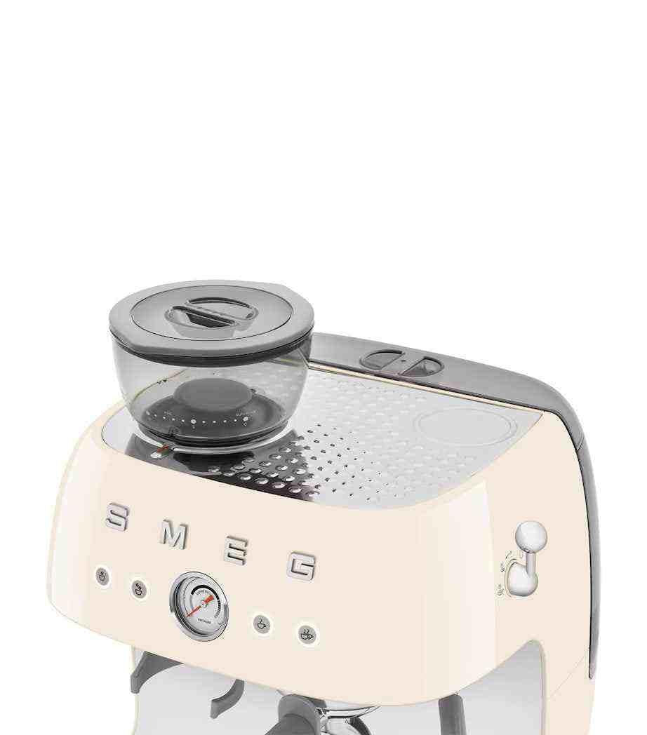 ماكينة اسبريسو SMEG Espresso Machine بمطحنة مدمجة وتصميم كلاسيكي.