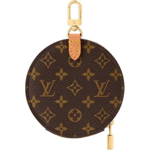 ميدالية Louis Vuitton دائرية بنقشة Monogram الأيقونية.