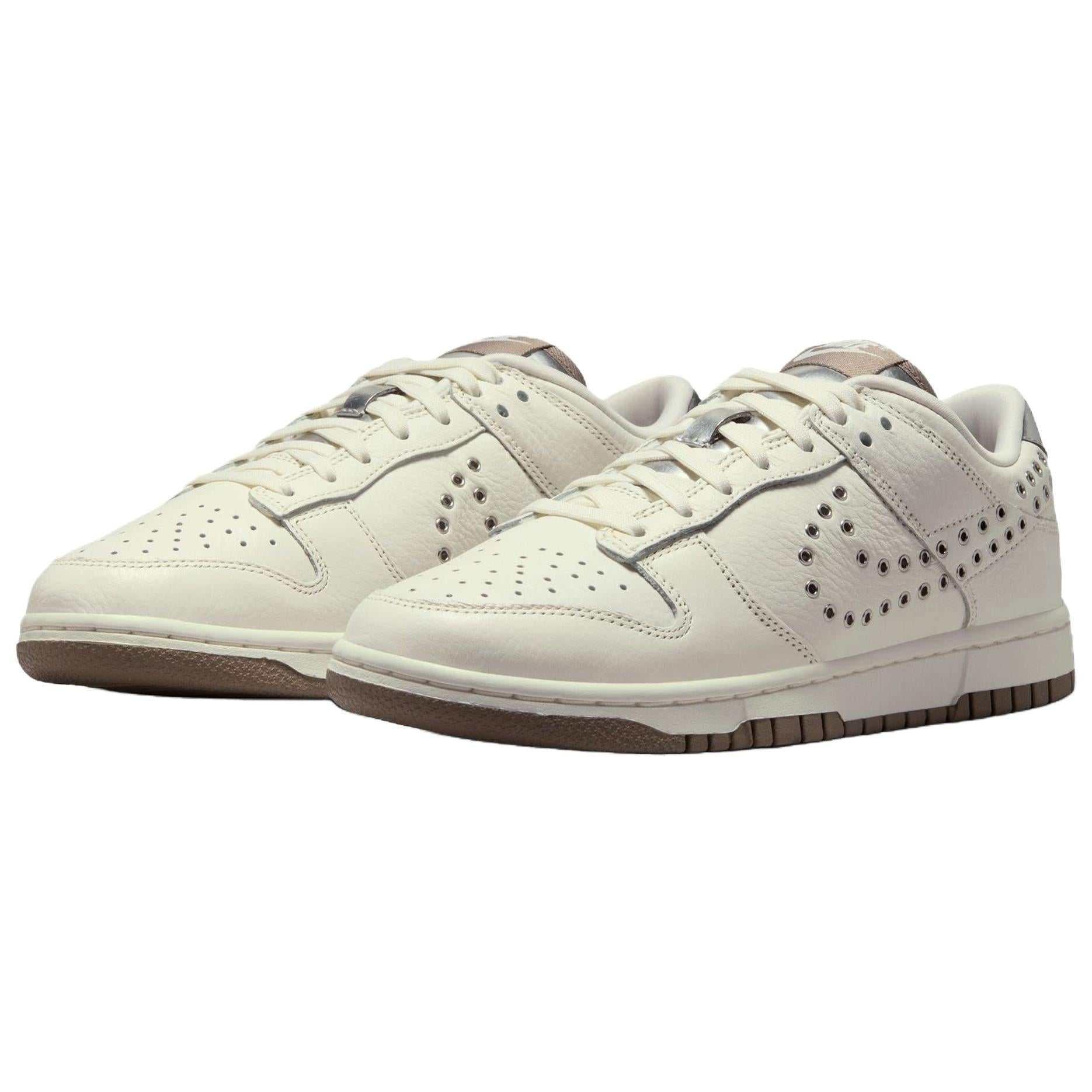 سنيكرز Nike Dunk Low بتصميم Grommets ولون Sail.