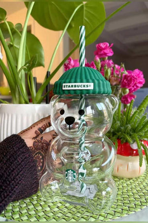 كوب زجاجي Starbucks بتصميم الدب مع غطاء سيليكون أخضر.