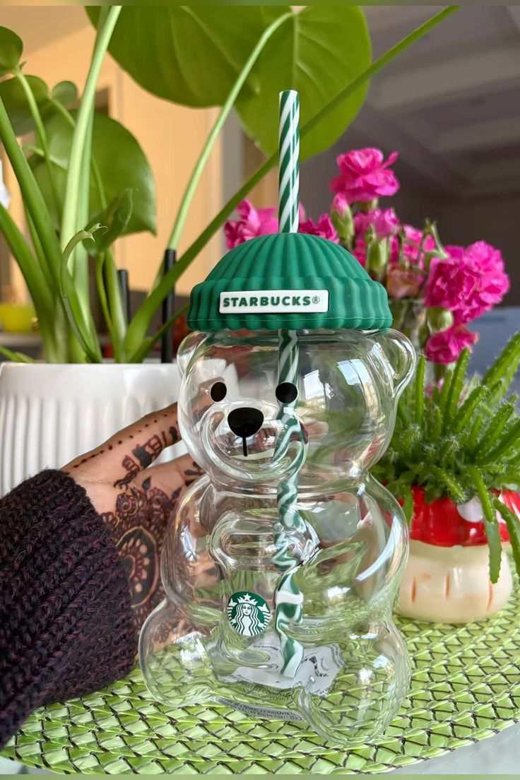 كوب زجاجي Starbucks بتصميم الدب مع غطاء سيليكون أخضر.