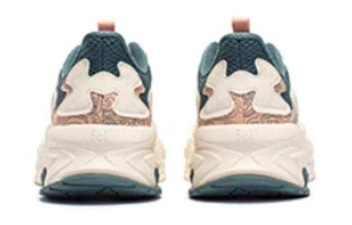 حذاء نسائي 361° بتصميم عصري بألوان كريمية وخضراء زمردية مع نعل خارجي متين ومريح للمشي والتمارين