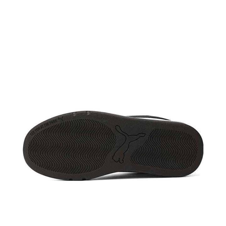 Puma sneakers with black details and wide rubber sole, featuring a durable design for daily use.