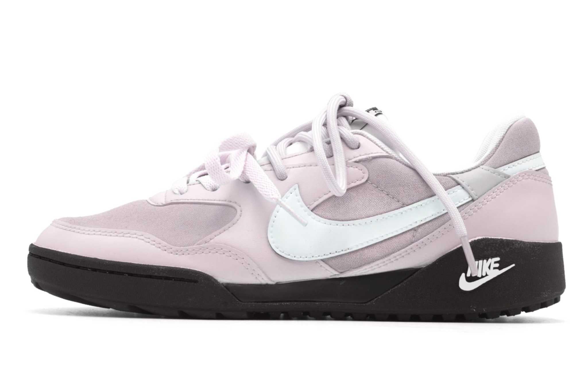 حذاء Nike كاجوال مريح باللون الوردي الفاتح.