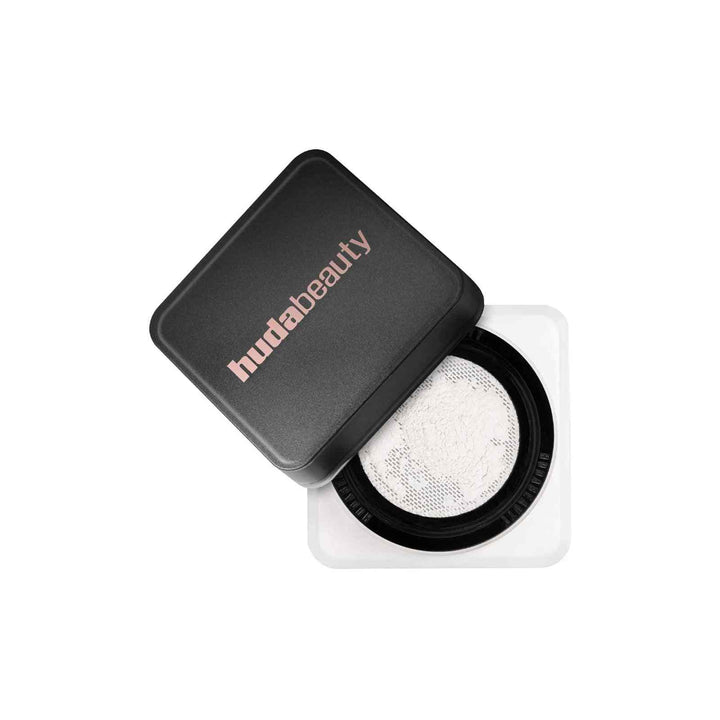 بودرة Huda Beauty Easy Bake Loose Powder الفضفاضة للبشرة لمسة مخملية ودائمة تنساب بسلاسة مع تغطية خفيفة ومختلف درجات ألوان تناسب كل أنواع البشرة.