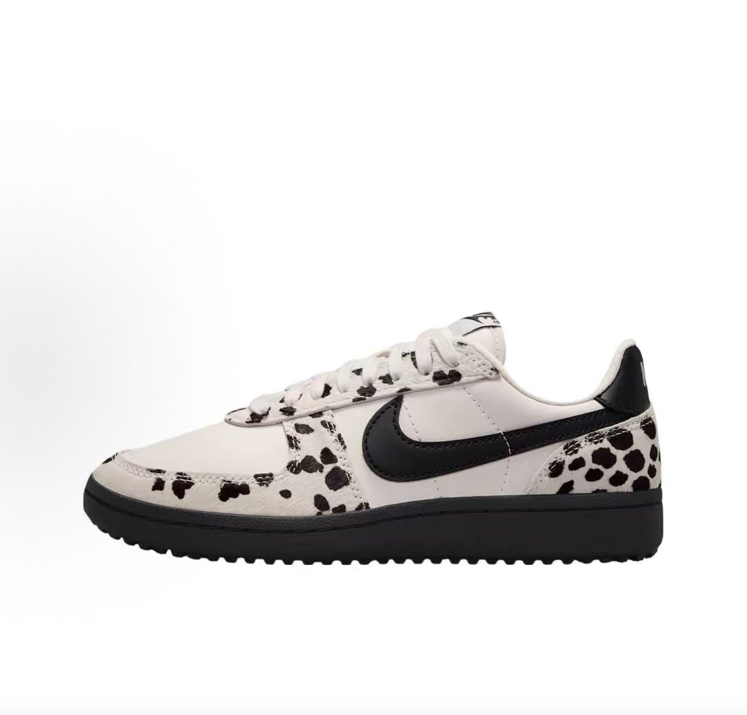 حذاء Nike رياضي مميز بنقشة البقر أبيض وأسود