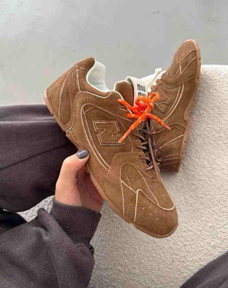 سنيكيرز شبك نيو بلانس x ميو ميو من الجلد السويدي New Balance X Miu Miu.