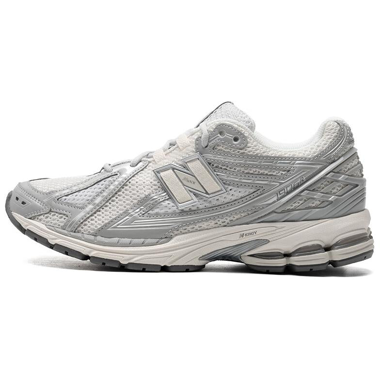 حذاء رياضي New Balance 1906R مريح باللون الفضي والأبيض