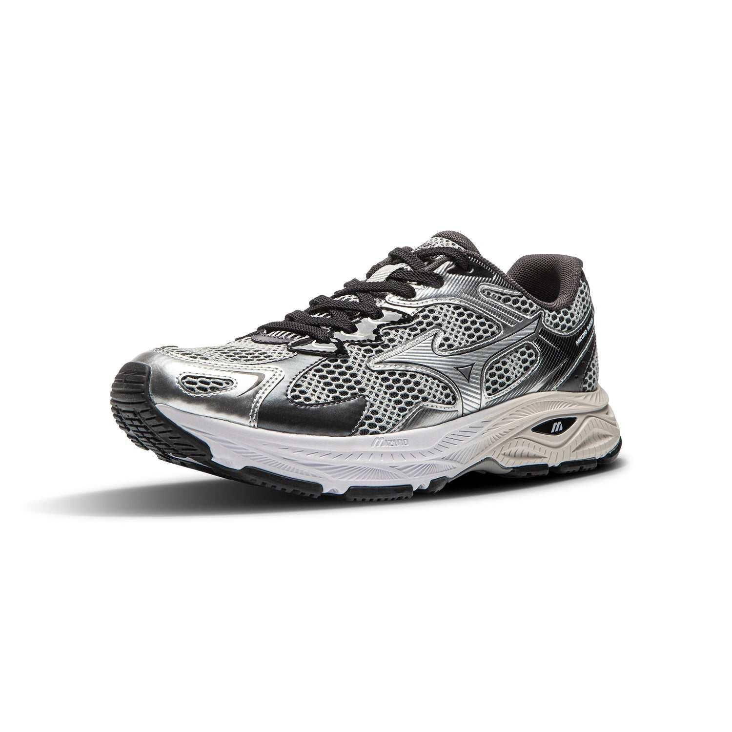 حذاء رياضي Mizuno Racer S بتصميم فضي مميز.