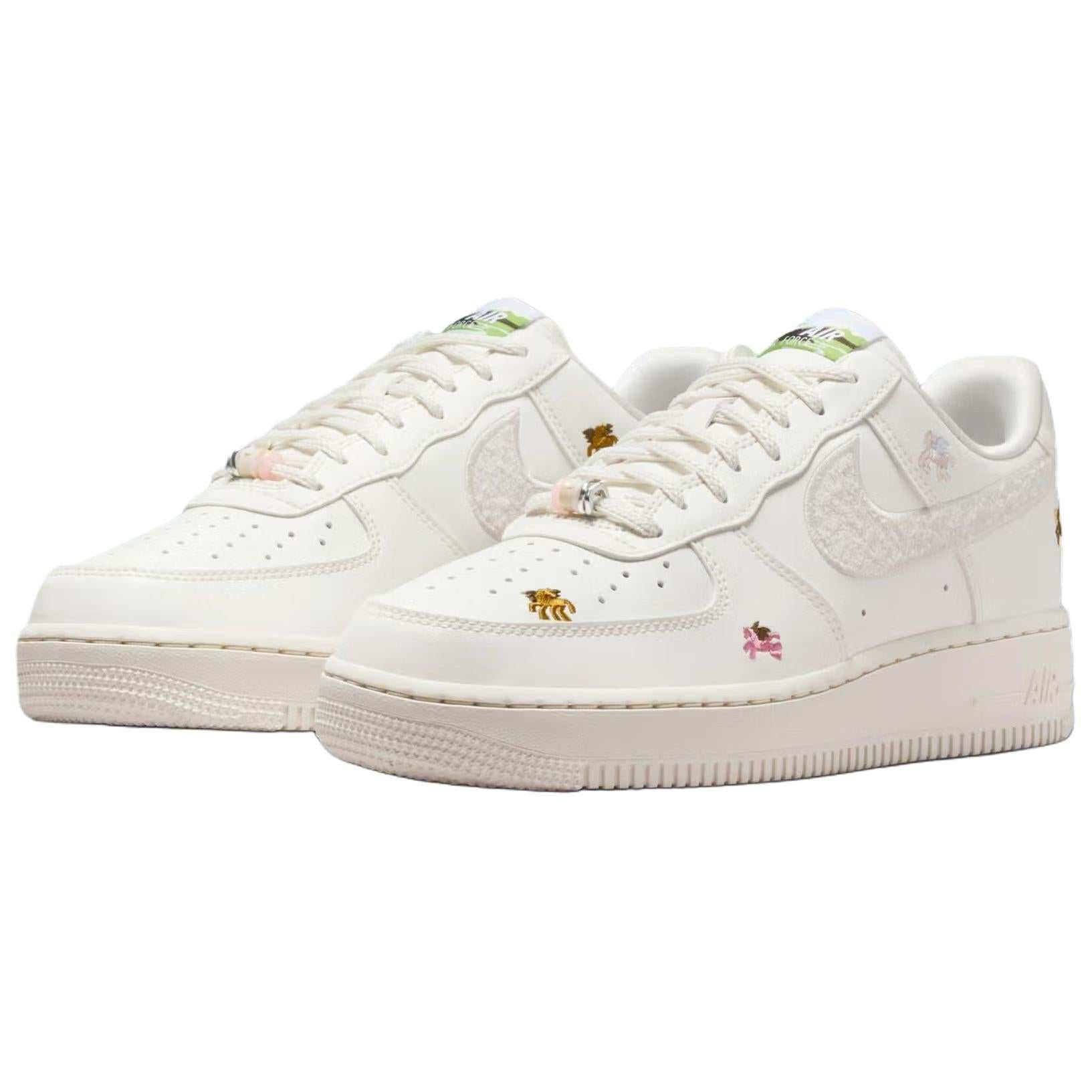 حذاء Nike Air Force 1 Low أبيض بتطريز Pegasus.