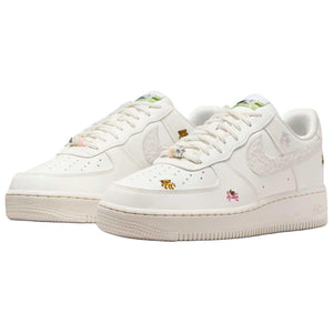 حذاء Nike Air Force 1 Low أبيض بتطريز Pegasus.
