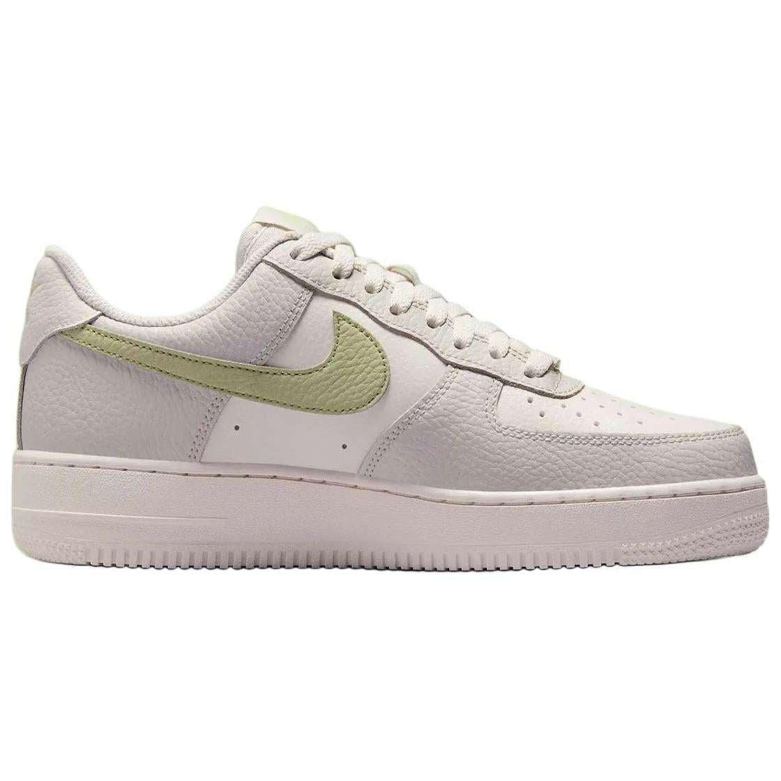 حذاء Nike Air Force 1 رياضي باللون البيج والزيتي.
