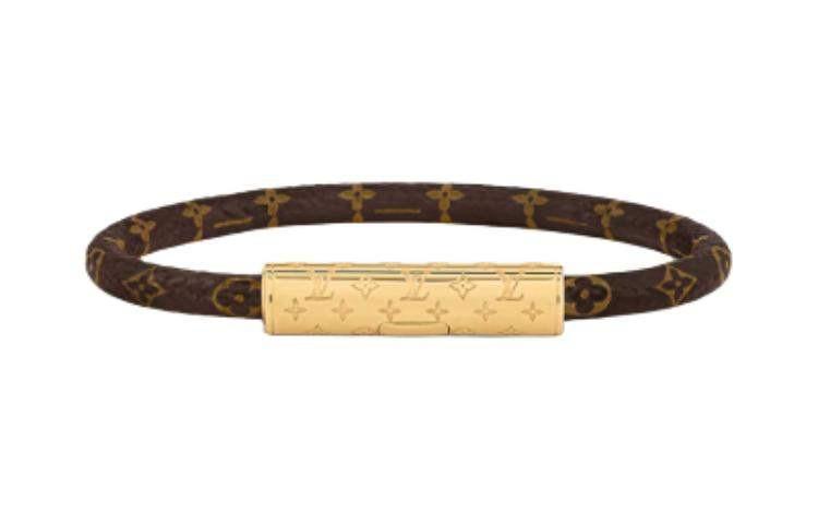 سوار Louis Vuitton بتصميم جلد Monogram وقفل ذهبي أنيق.