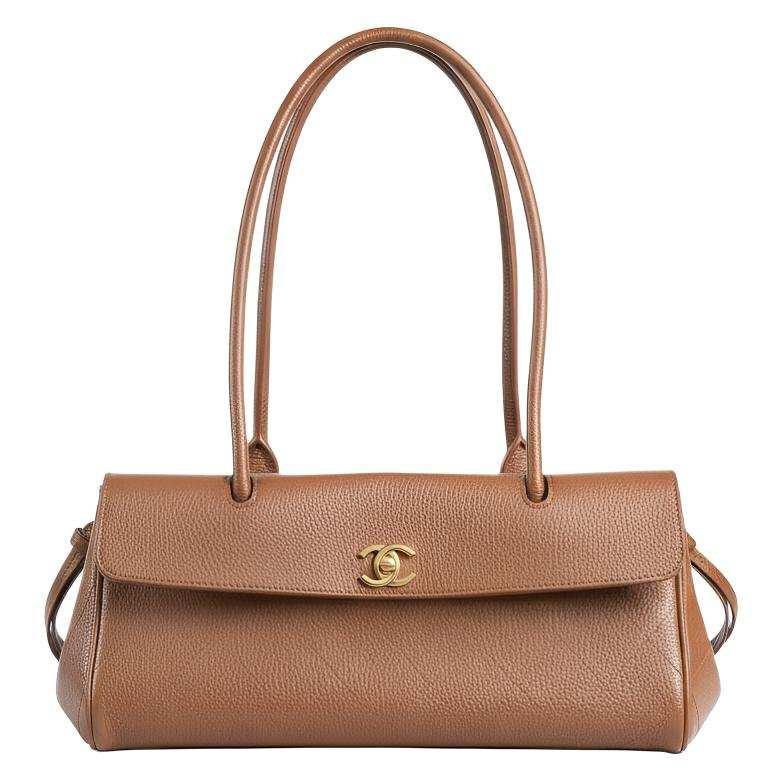 حقيبة يد Chanel بتصميم كلاسيكي ولون بني فاخر.