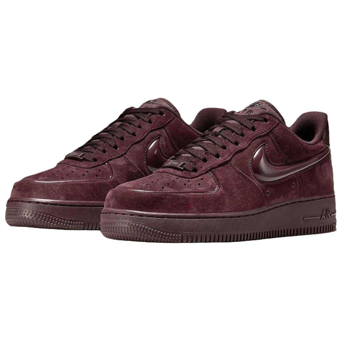 حذاء Nike Air Force 1 شامواه بلون عنابي فاخر.