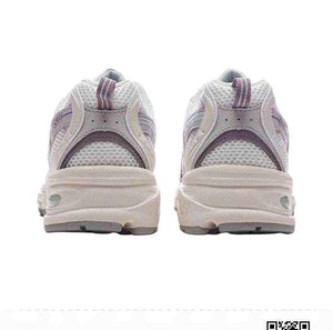 حذاء New Balance 530 رياضي بتصميم عصري باللون الأبيض والبنفسجي.
