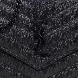 حقيبة Saint Laurent Monogram جلد أسود مع سلسلة سوداء.