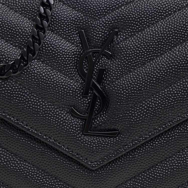 حقيبة Saint Laurent Monogram جلد أسود مع سلسلة سوداء.