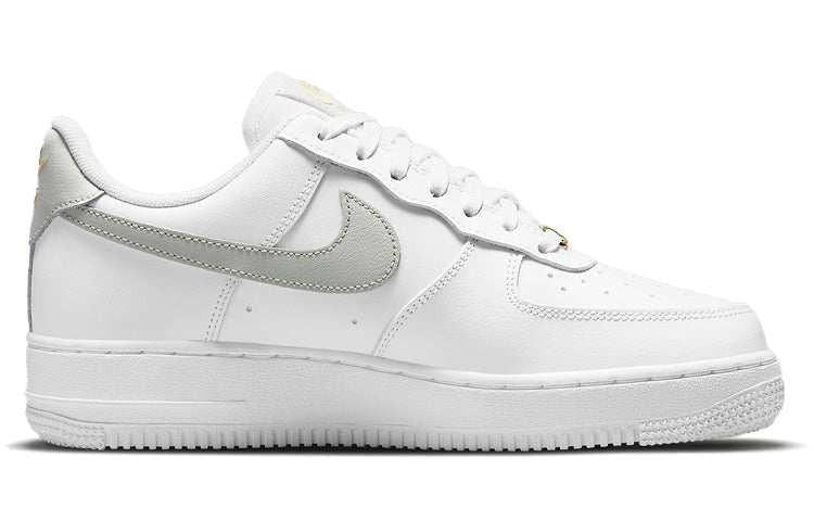 حذاء Nike Air Force 1 أبيض بتفاصيل رمادية وذهبية.