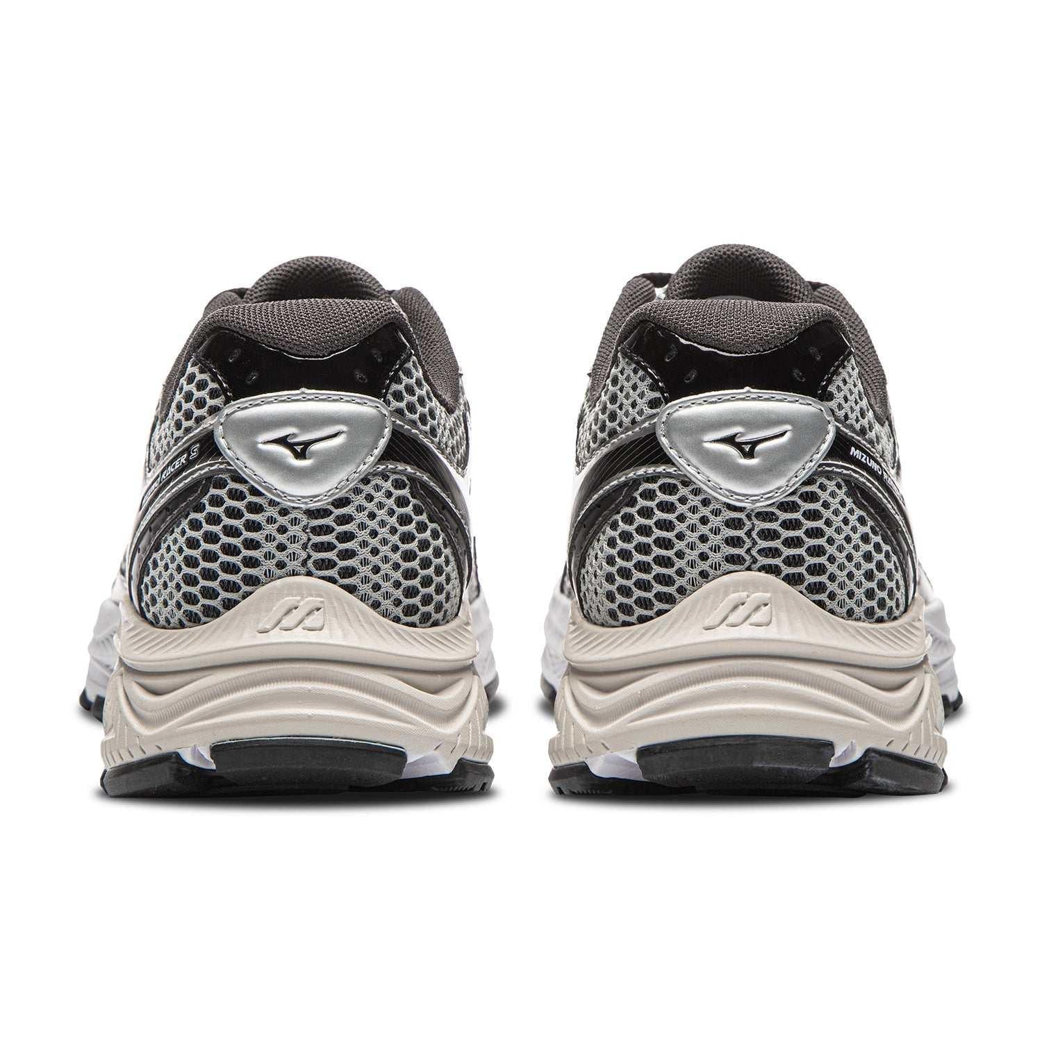 حذاء رياضي Mizuno Racer S بتصميم فضي مميز.