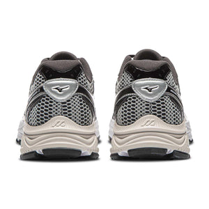 حذاء رياضي Mizuno Racer S بتصميم فضي مميز.