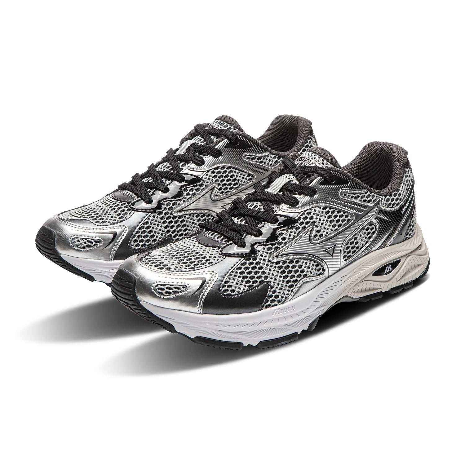 حذاء رياضي Mizuno Racer S بتصميم فضي مميز.