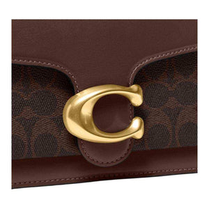 حقيبة كتف Coach Tabby جلد ونقشة Signature بلون بني داكن.