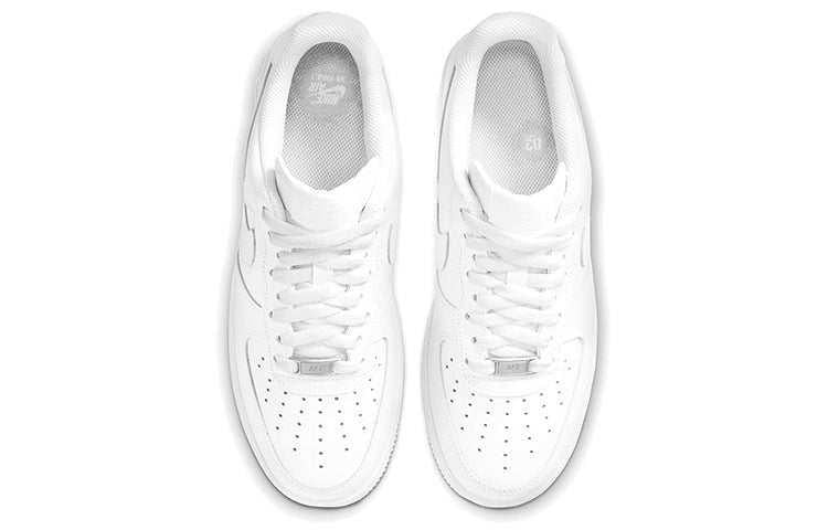 حذاء Nike Air Force 1 Low أبيض بتصميم كلاسيكي مريح.