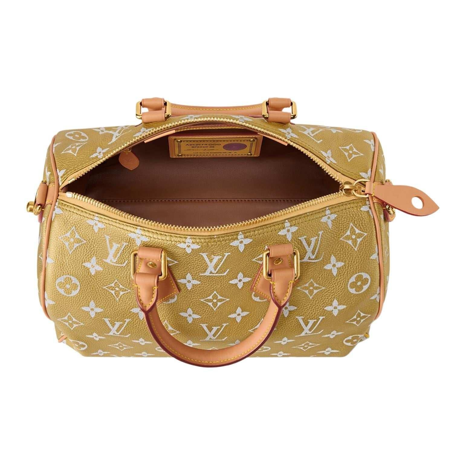 حقيبة Louis Vuitton Speedy Bandoulière بتصميم مميز باللون الذهبي.
