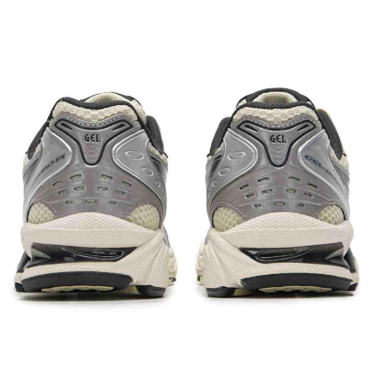 حذاء Asics Gel-Kayano 14 رياضي مريح بلون فضي وبيج.