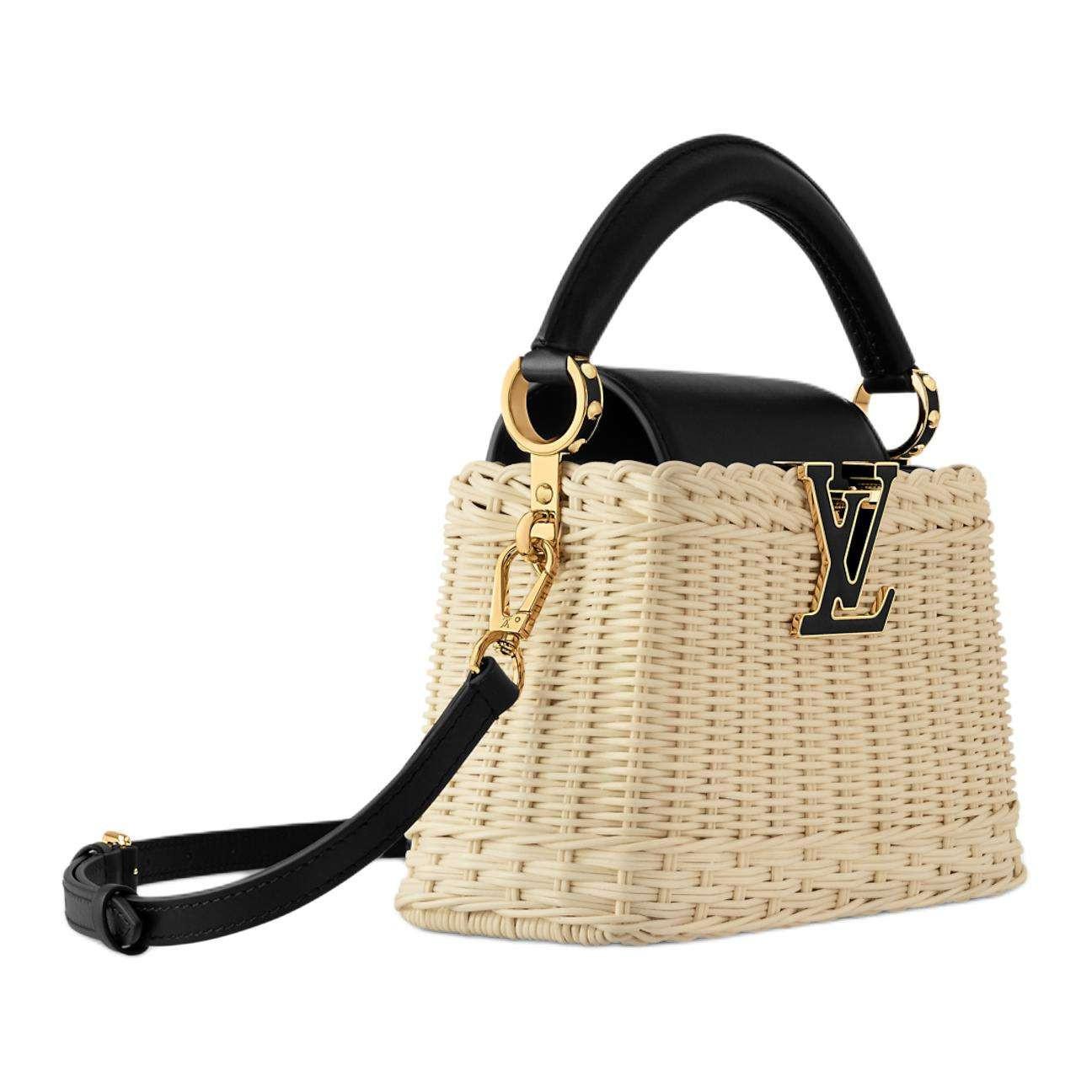 حقيبة Louis Vuitton Capucines من القش والجلد الأسود.