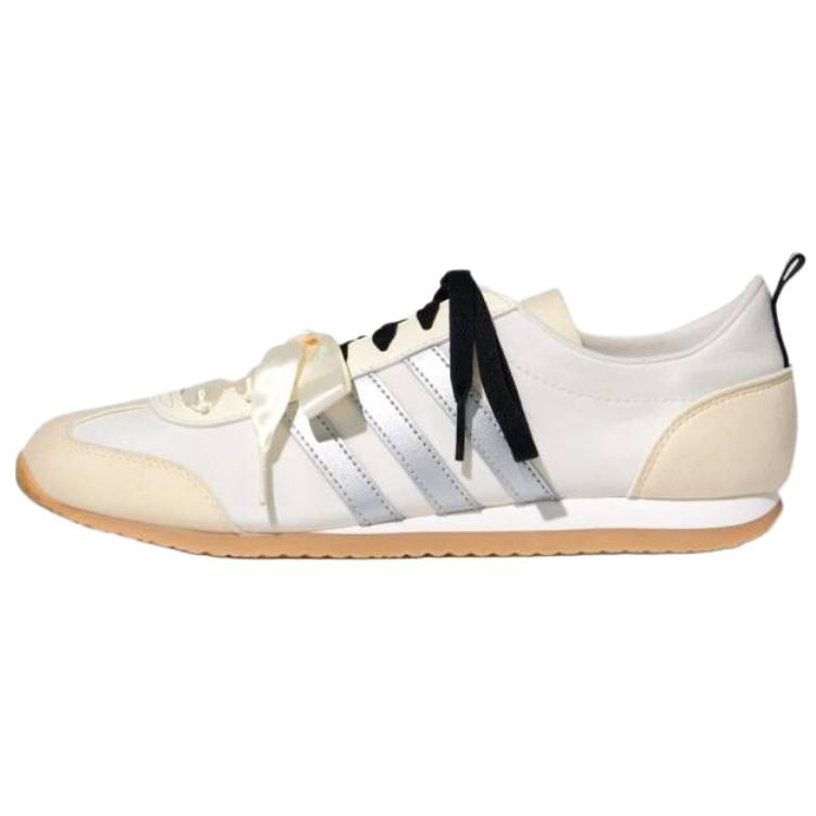 حذاء Sneakers أبيض كلاسيكي بأربطة Satin وخطوط فضية.