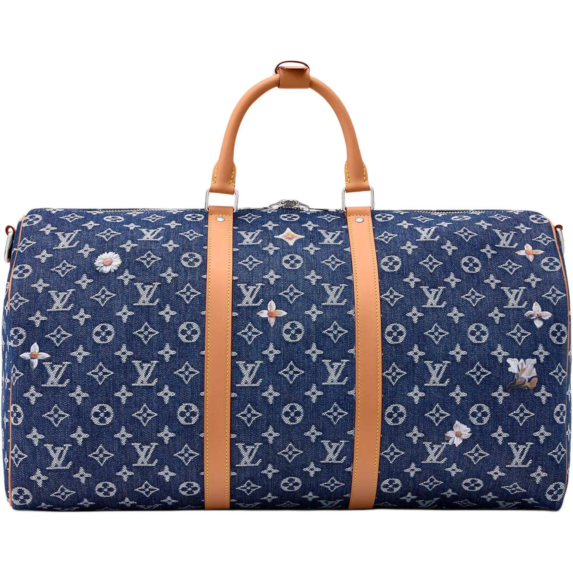 حقيبة سفر Keepall من Louis Vuitton بنقش الدنيم وتفاصيل زهور.