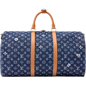 حقيبة سفر Keepall من Louis Vuitton بنقش الدنيم وتفاصيل زهور.