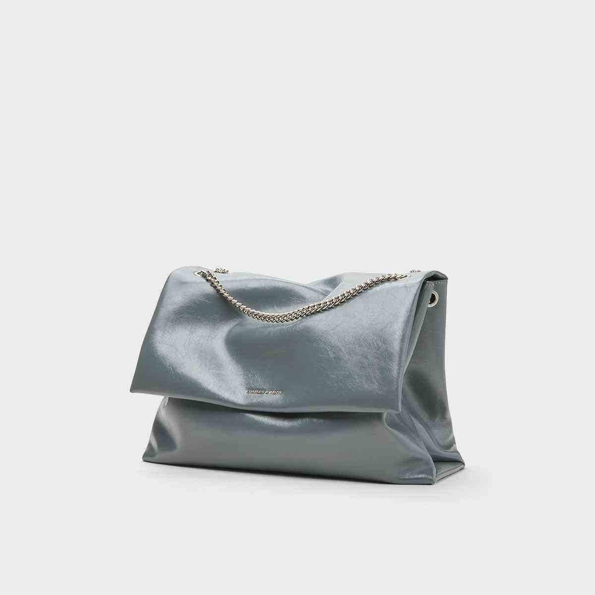 حقيبة كتف Charles & Keith بسلسلة معدنية ولون أزرق رمادي.