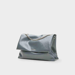 حقيبة كتف Charles & Keith بسلسلة معدنية ولون أزرق رمادي.