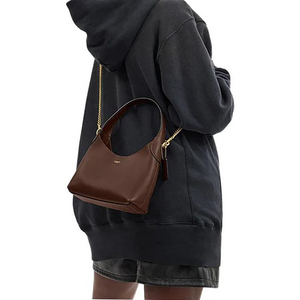 حقيبة Coach Shoulder Bag جلد بني بسلسلة ذهبية.