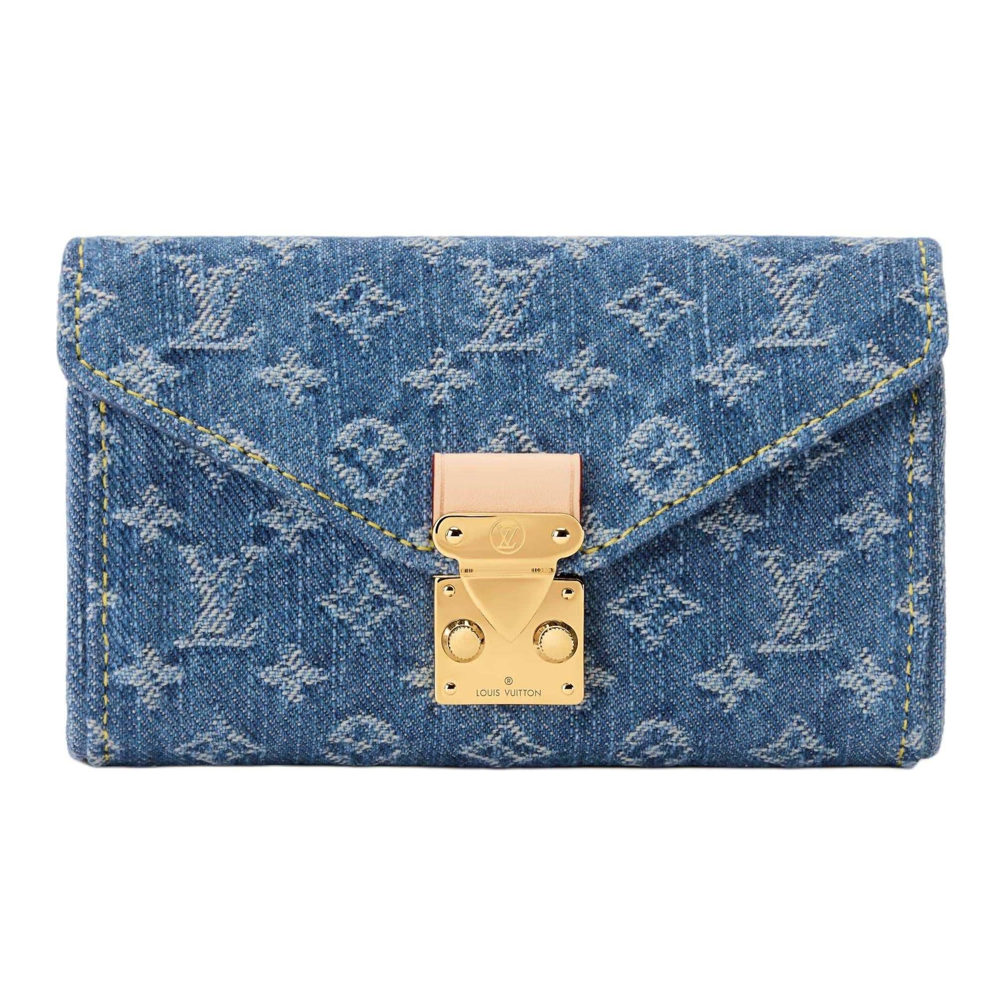 حقيبة Louis Vuitton Denim Monogram بحزام Chain ذهبي.